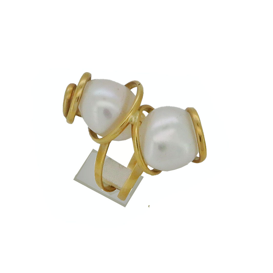 Anello in oro giallo con perle barocche