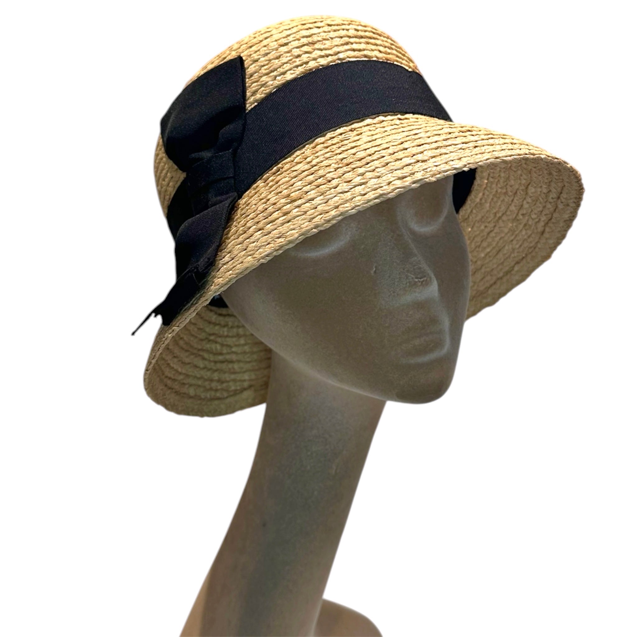Cloche in paglia con nastro di gros-grain nero