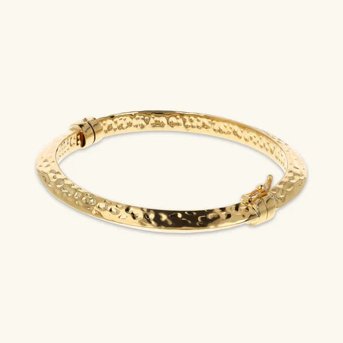 Bracciale rigido dorato martellato
