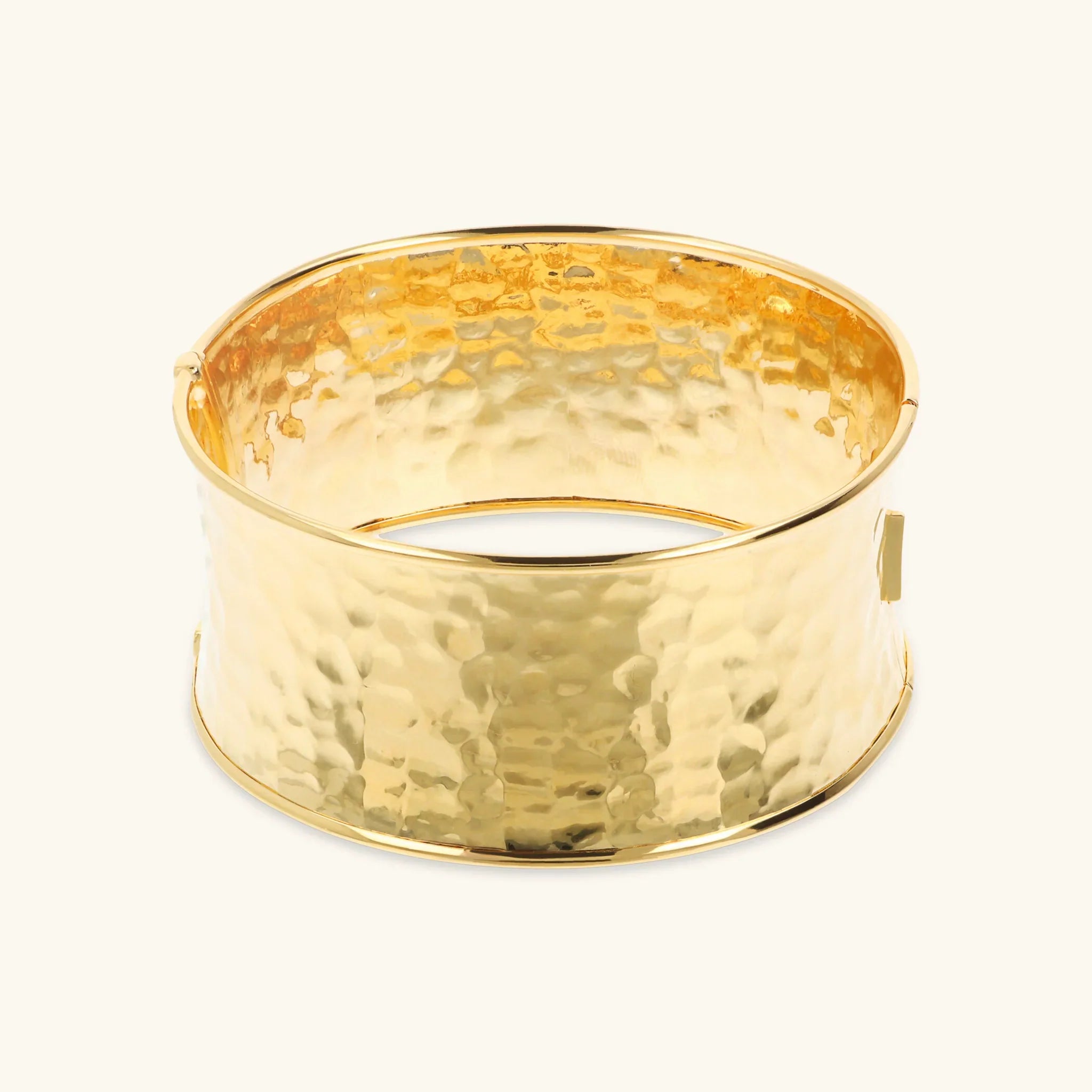Bracciale rigido dorato martellato