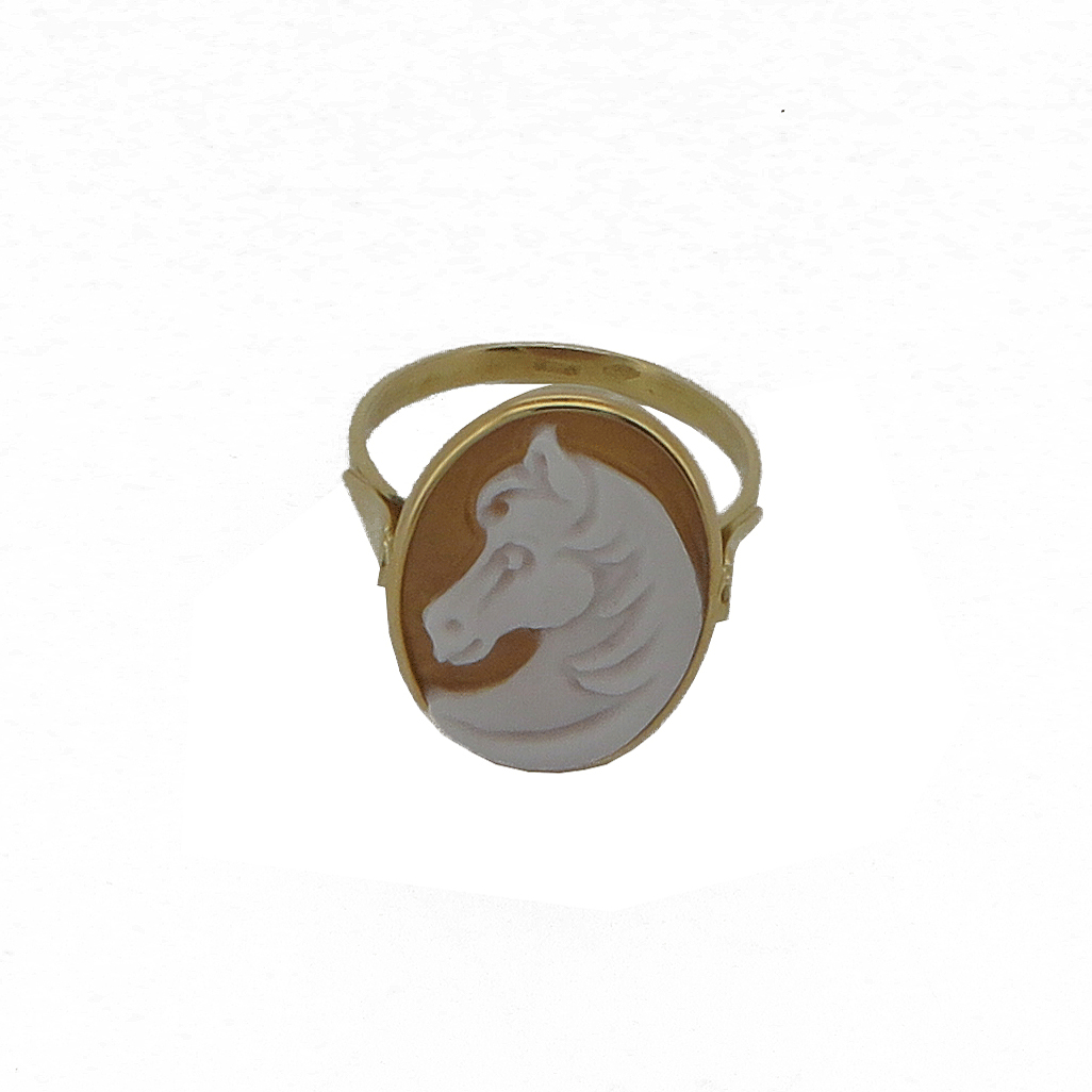 Anello in oro con cammeo soggetto cavallo