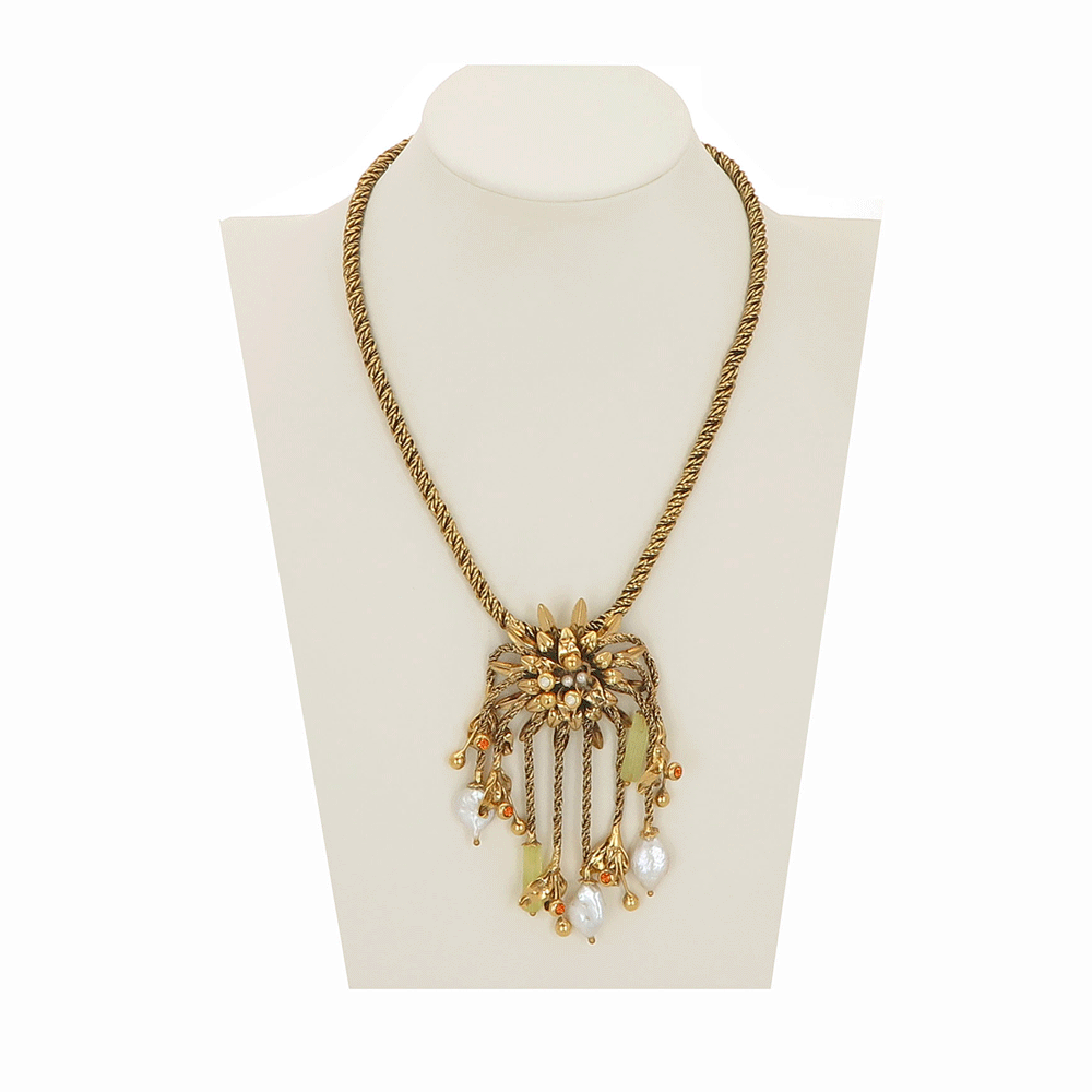 Collana con centrale a forma di fiore