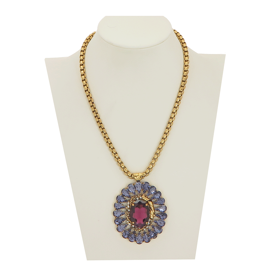 Collana con ciondolo ovale di cristalli