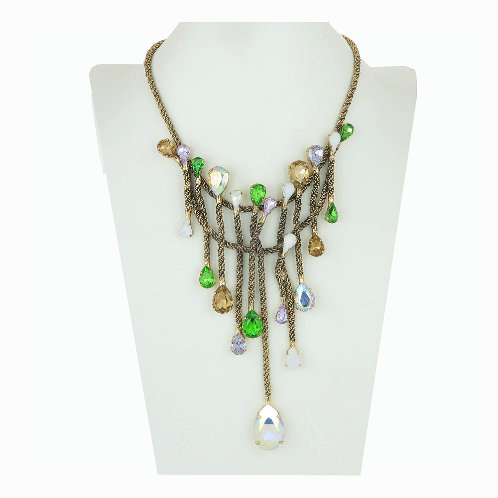 collana di cristalli verdi e bianchi a goccia