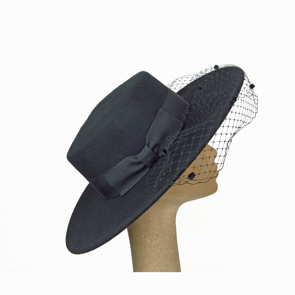 Cappello nero con veletta