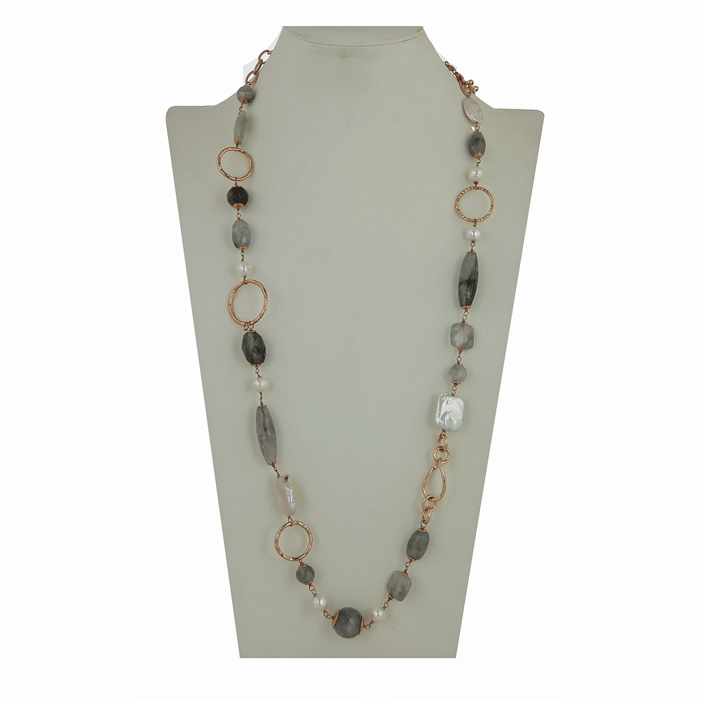 Collana lunga a catena con perle di fiume bianche e agata grigia screziata