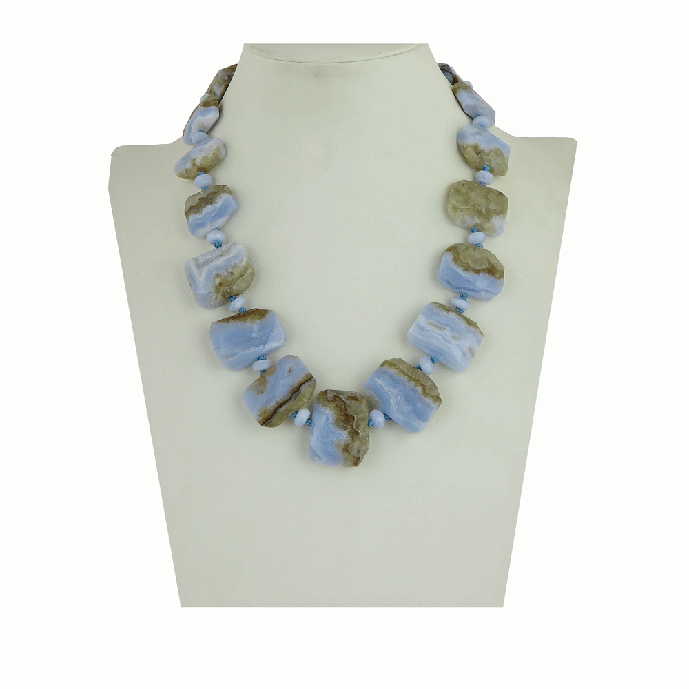 Collana in calcedonio