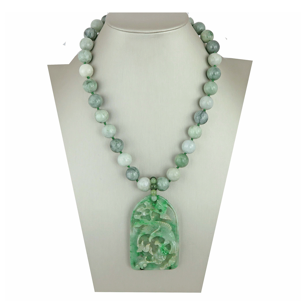 Collana di giada con pietre sferiche ed elemento centrale raffigurante animali