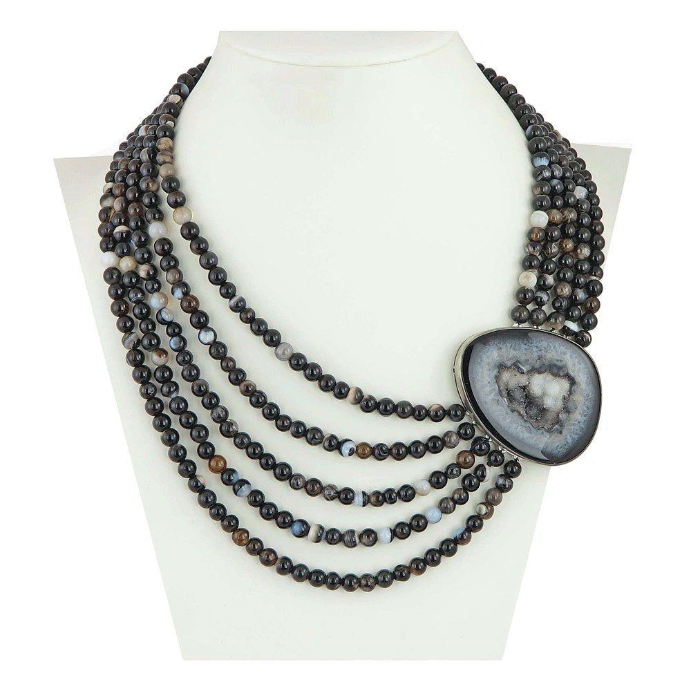 Collana in agata nera screziata a cinque fili con inserto centrale in pietra grezza – Viganò Milano 1919