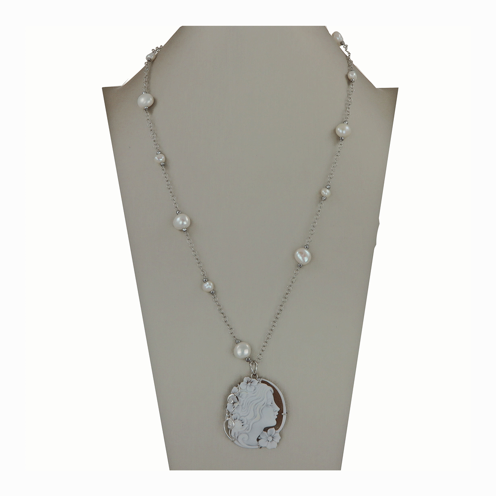 Catena con cammeo e perle