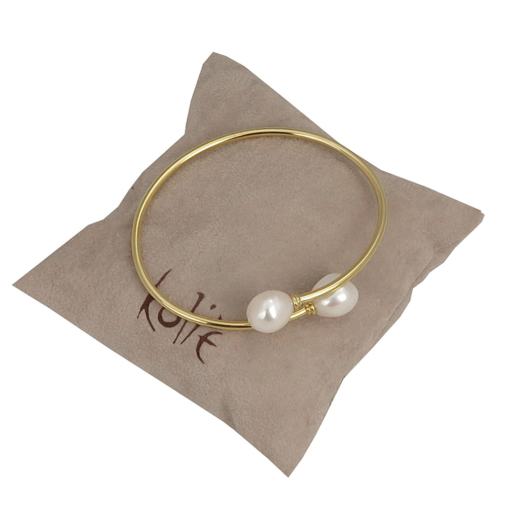 Rigid bracelet and pearls