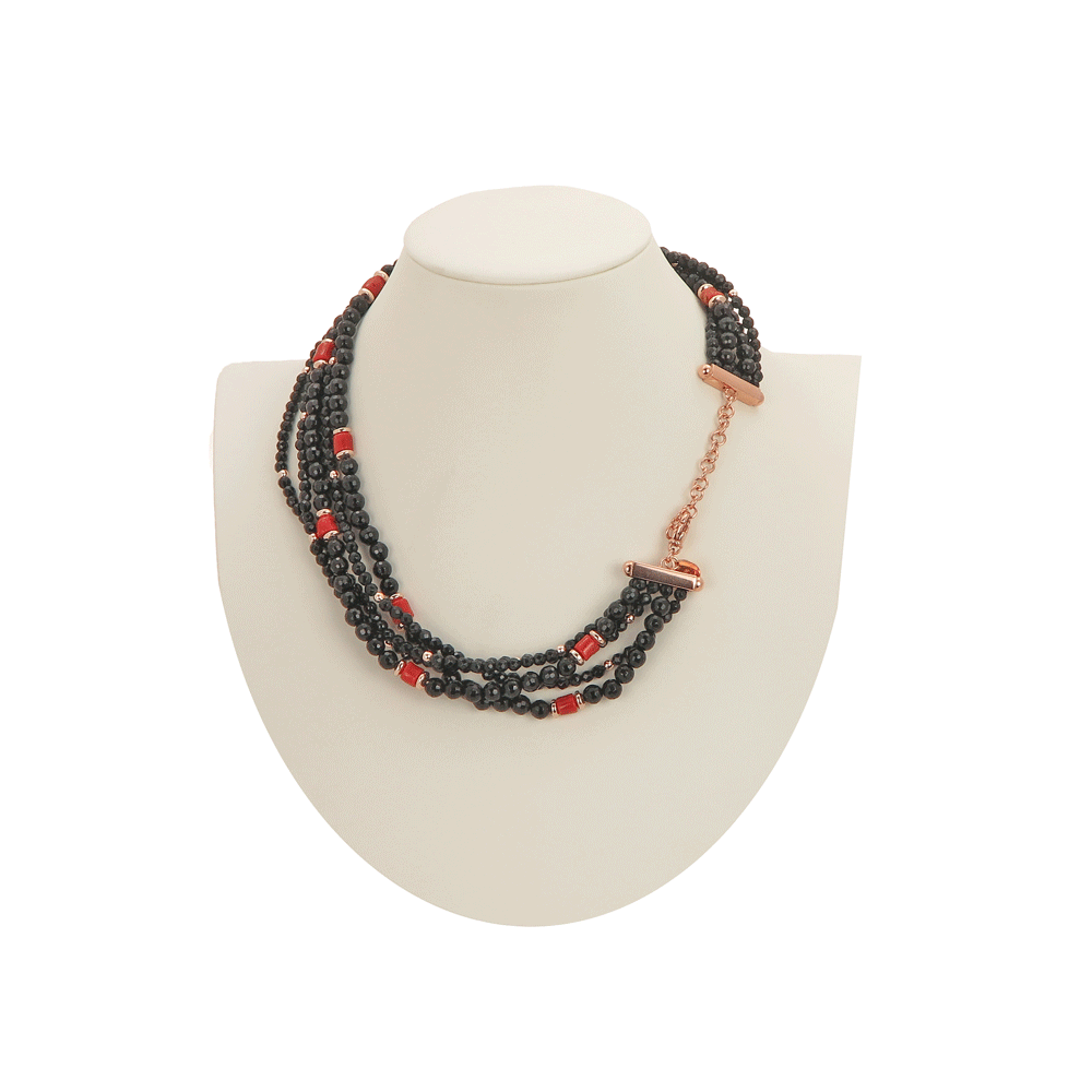 Collana di onice nero e corallo a cinque fili