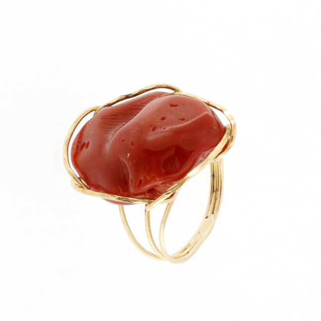 18 kt gold ring and coral stone
