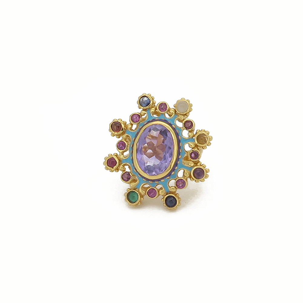 Anello con ametista centrale e piccole pietre di vari colori. Anello a fascia