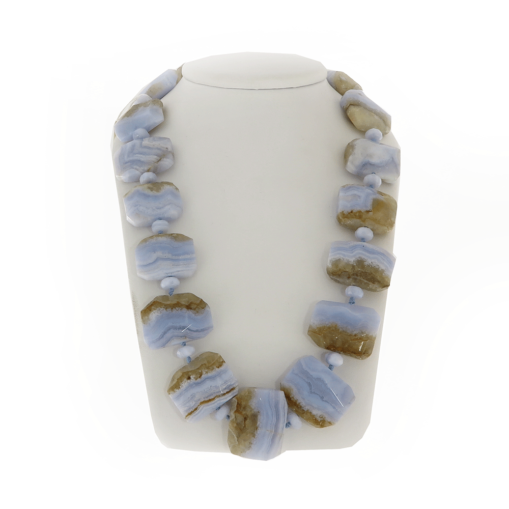 Collana in calcedonio
