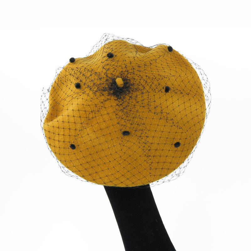 Basco in lana ocra con veletta