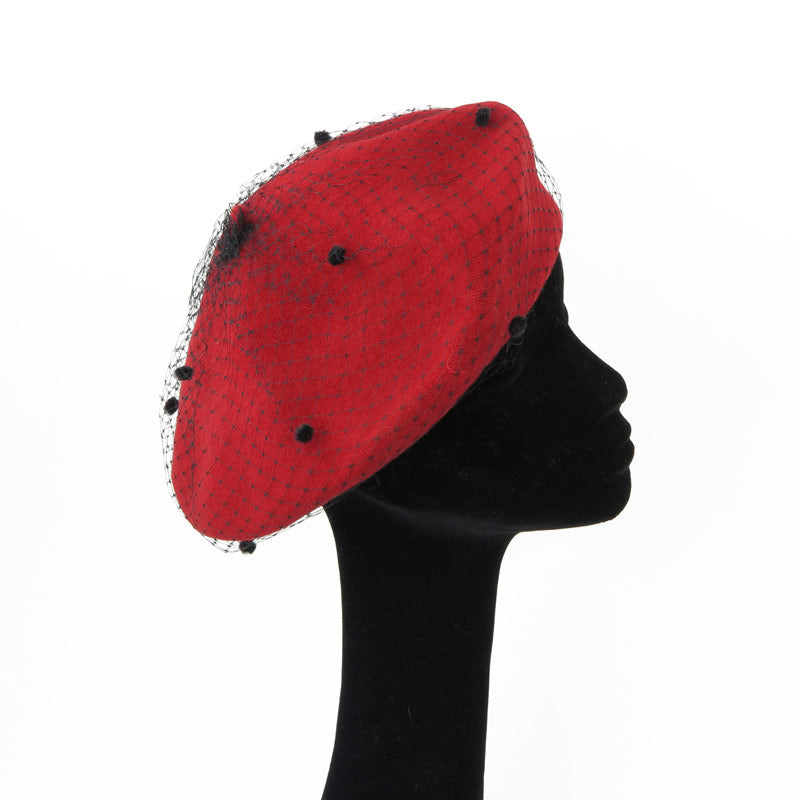 Basco in lana rosso con veletta