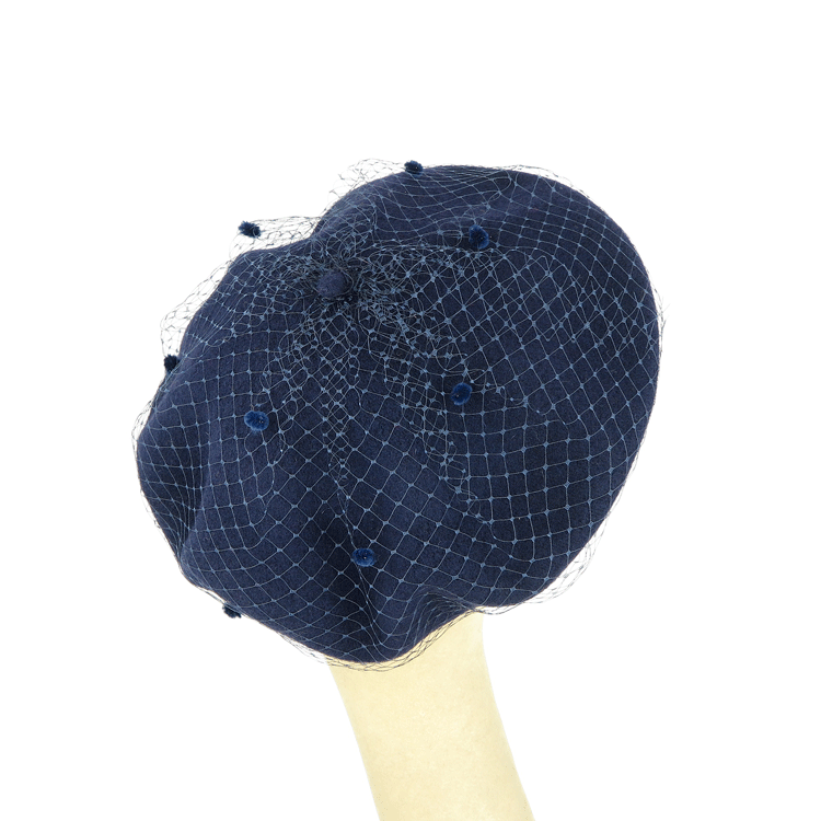 Basco in lana blu con veletta