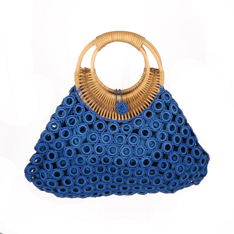 Borsa a uncinetto blu con manici in bamboo