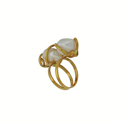 Anello in oro giallo con perle barocche