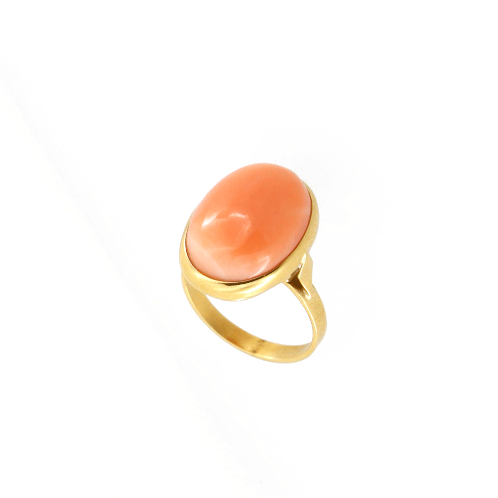 Anello in oro 18 kt con cabochon in corallo rosa