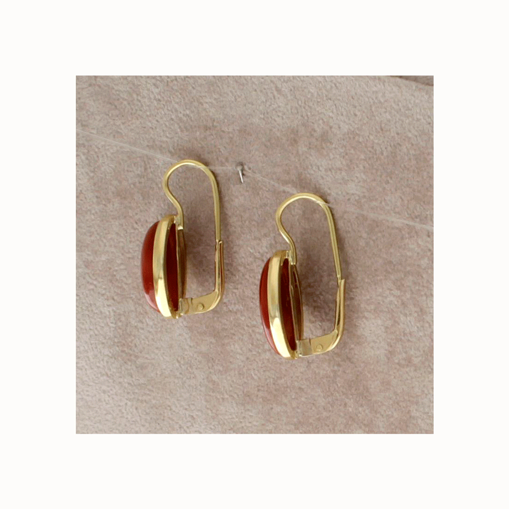 Orecchini in oro 18 kt e corallo rosso a spola