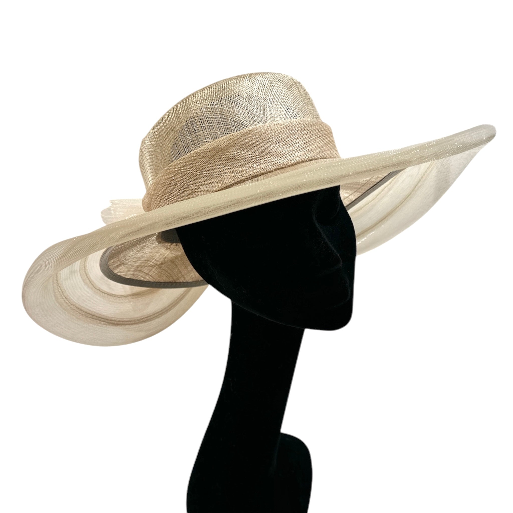 Cappello da cerimonia crema