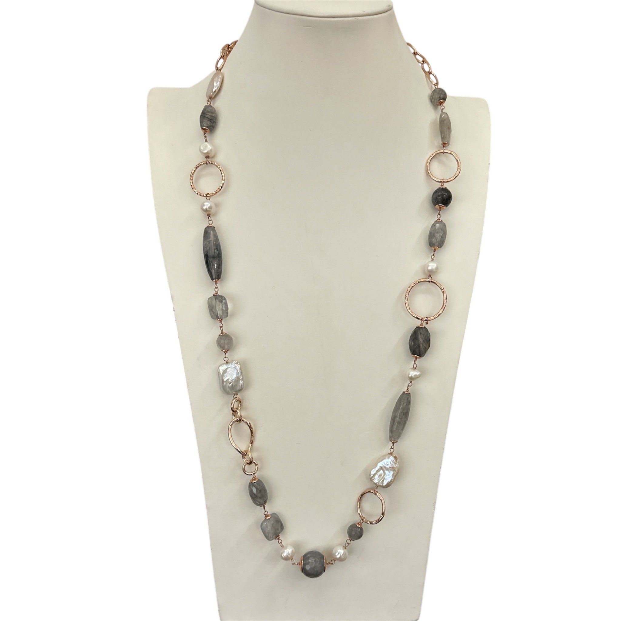 Collana lunga con agata grigia e perle fiume
