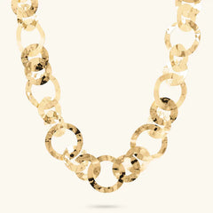 Collana a catena dorata martellata