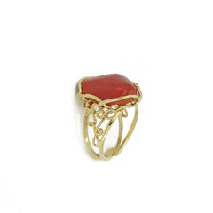 Anello di corallo e argento dorato
