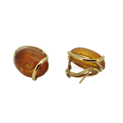 Orecchini di ambra del Baltico con montatura a cabochon in oro 18 carati.