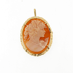 Spilla e ciondolo cammeo in oro e conchiglia