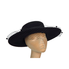 Cappello nero con veletta