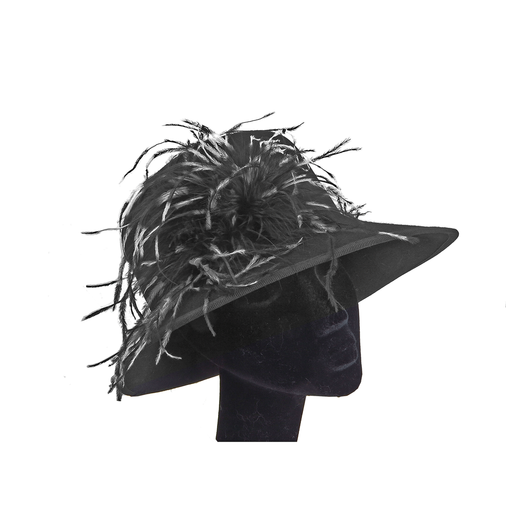 Cappello nero con piumette