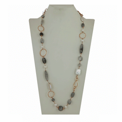 Collana lunga a catena con perle di fiume bianche e agata grigia screziata