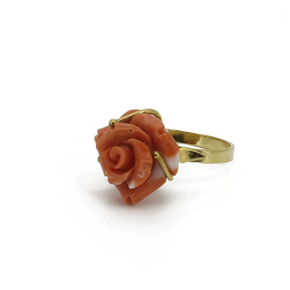 Anello in oro con rosa di corallo