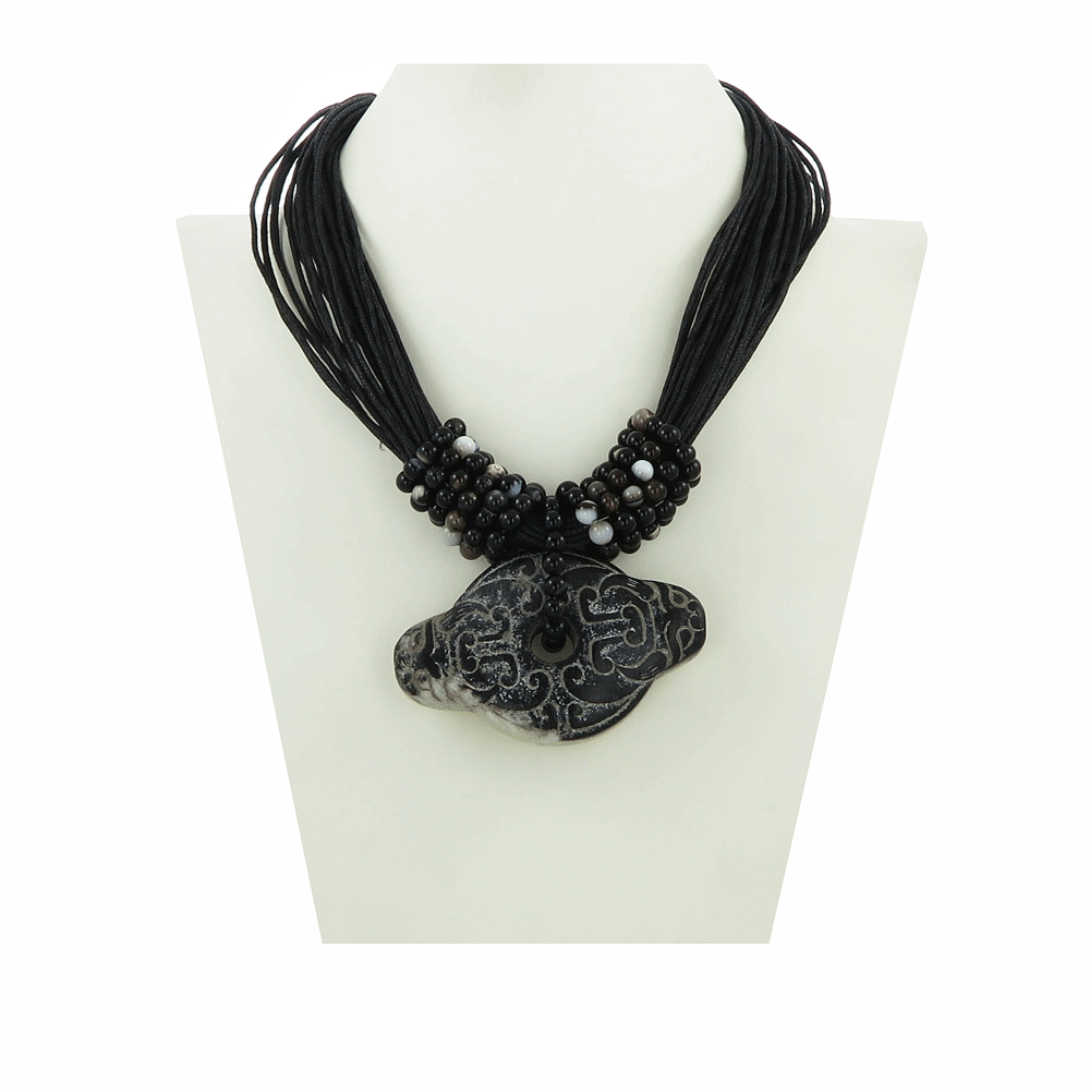 Collana con ciondolo e cordone nero