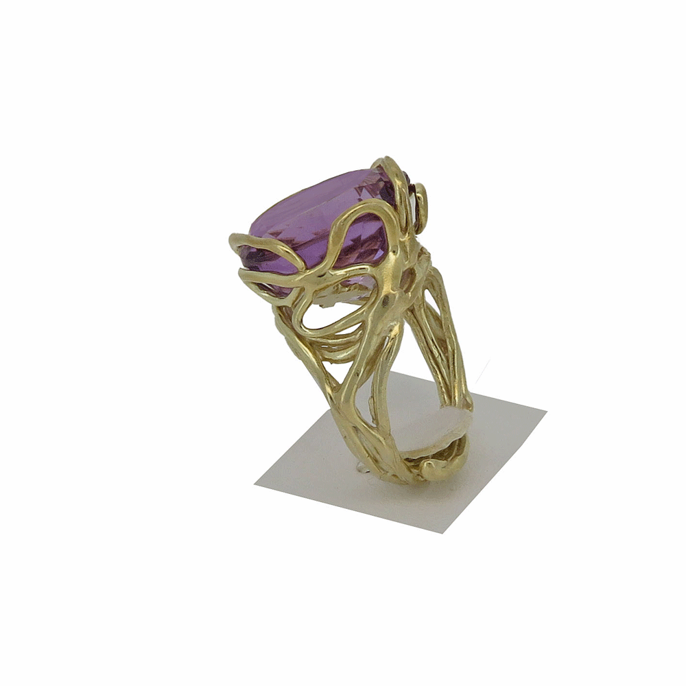Anello con ametista con montatura in argento dorato