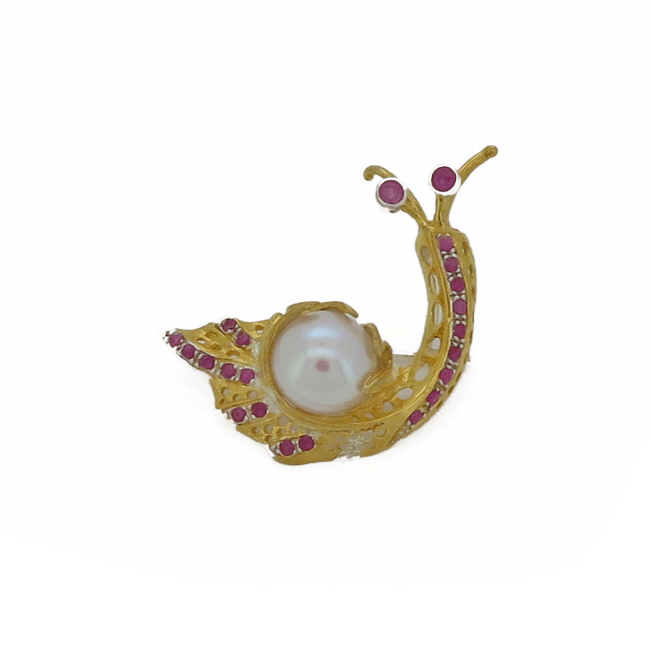 Spilla gioiello a forma di lumaca realizzata con piccoli rubini e perla di fiume