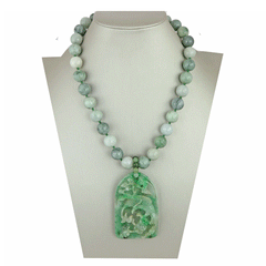 Collana di giada con pietre sferiche ed elemento centrale raffigurante animali