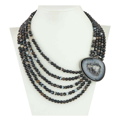 Collana in agata nera screziata a cinque fili con inserto centrale in pietra grezza – Viganò Milano 1919