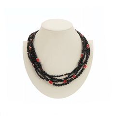 Collana di onice nero e corallo a cinque fili