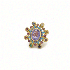 Anello con ametista centrale e piccole pietre di vari colori. Anello a fascia