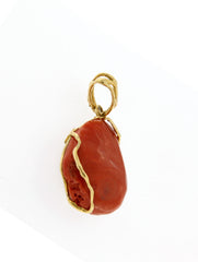 Ciondolo in oro 18 kt con sasso di corallo rosso