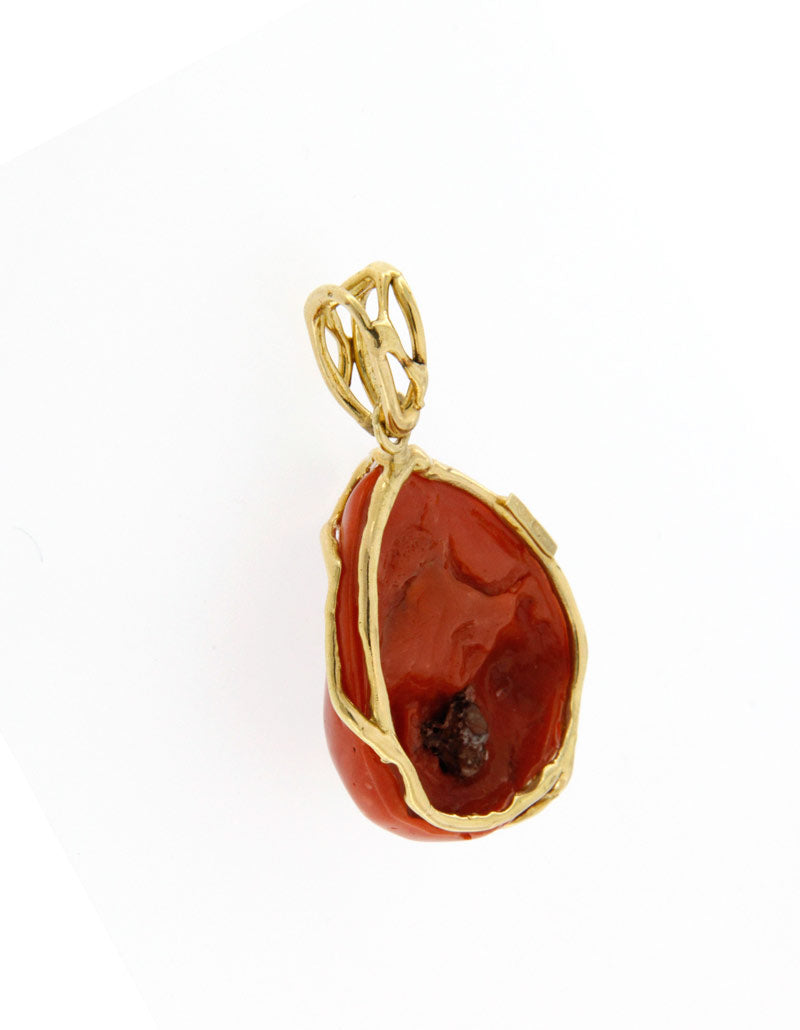 18 kt gold pendant with red coral stone