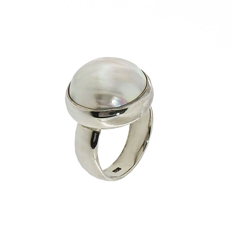 Silver ring with mabé pearl
