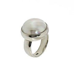 Silver ring with mabé pearl