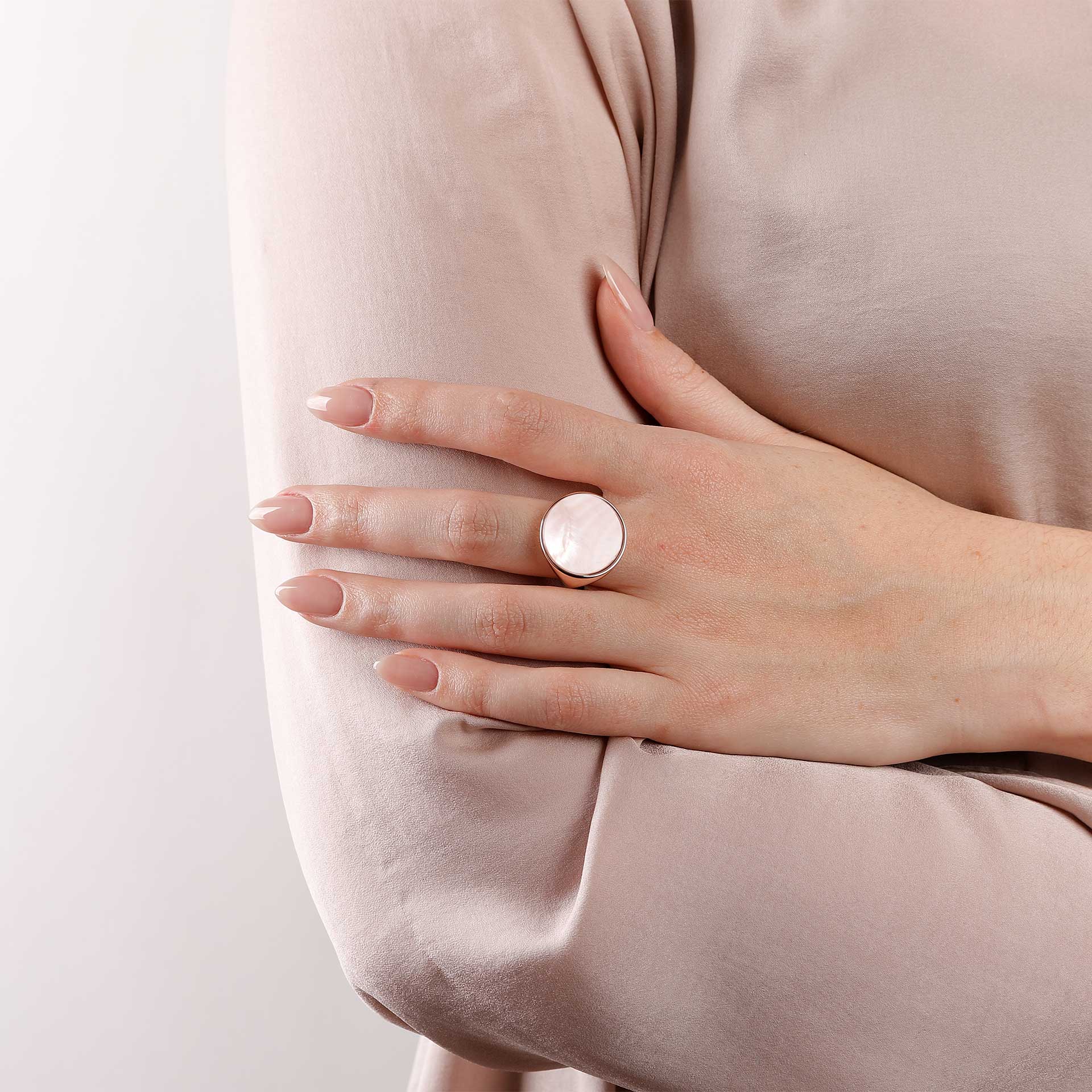 Anello chevalier con madreperla