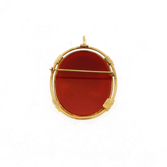 Spilla e ciondolo cammeo in oro e corniola