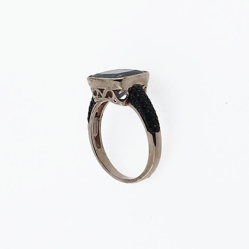 Ring in rosé silver and black zircons